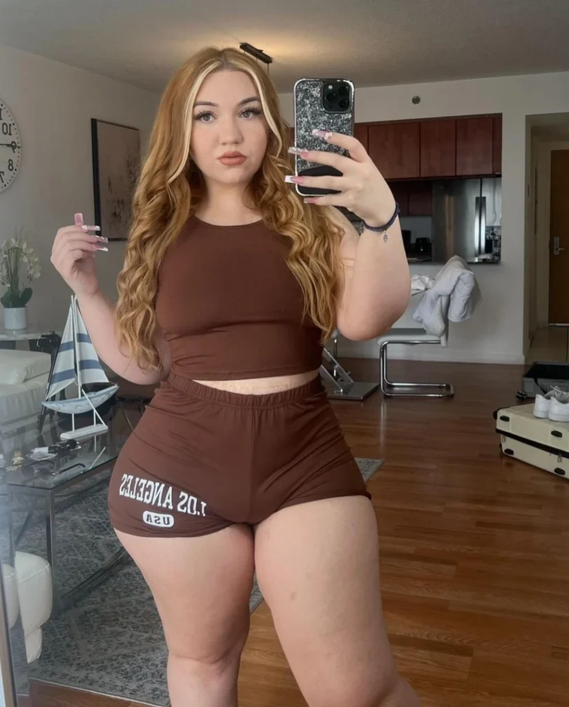 Mrskattycakes Biography – Age, Height, Career, Plus-Size Modeling & Lifestyle