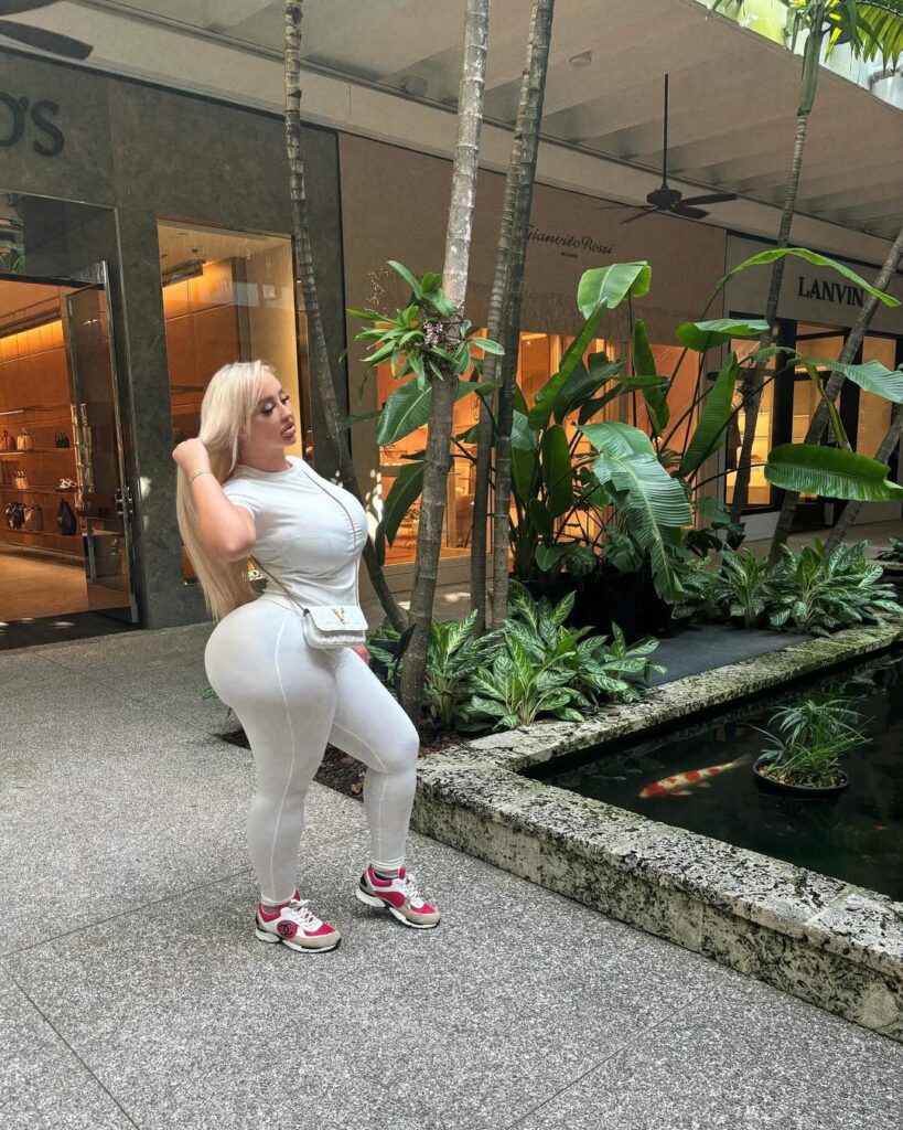 Curvy Sicilian Biography International Fashion Model, Travel Influencer & Lifestyle Blogger