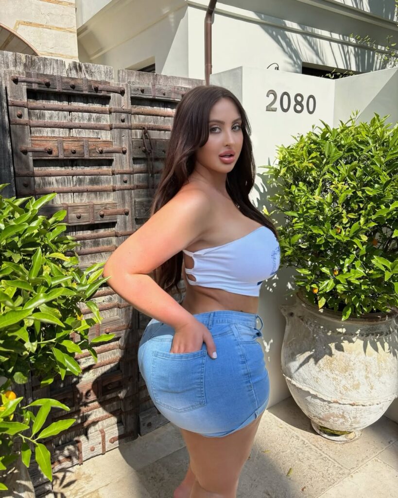 Curvy Sicilian Biography International Fashion Model, Travel Influencer & Lifestyle Blogger