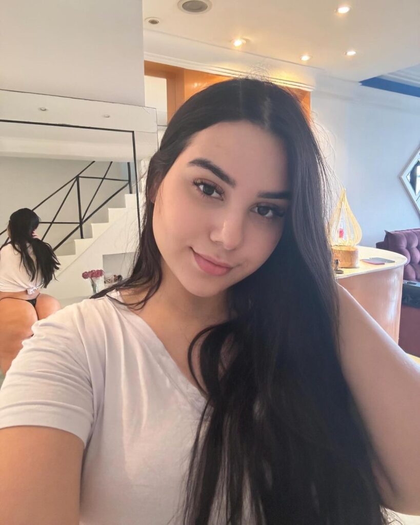 Miss Vicmatosao Biography – Curvy Plus-Size Model & Social Media Star