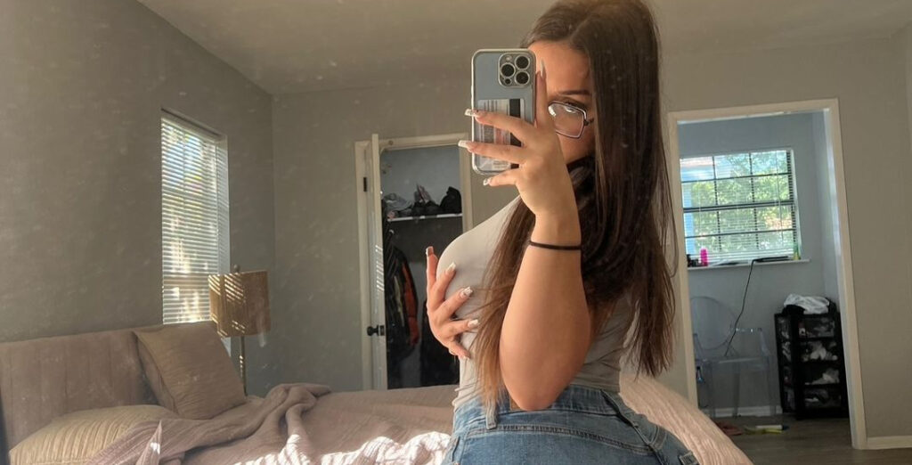 Lyssa (Madeinhello) Biography – Plus-Size Model, Body Positivity Influencer & Instagram Star