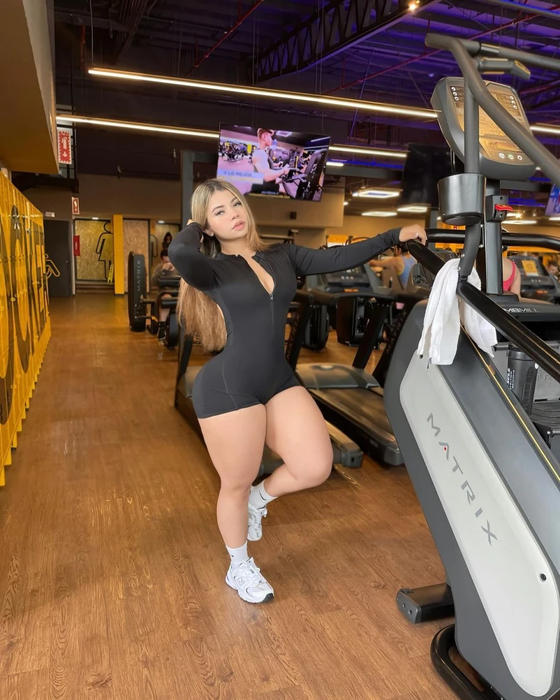 Kathy González Biography – Costa Rican Model, Miss Petite Universe & Social Media Star