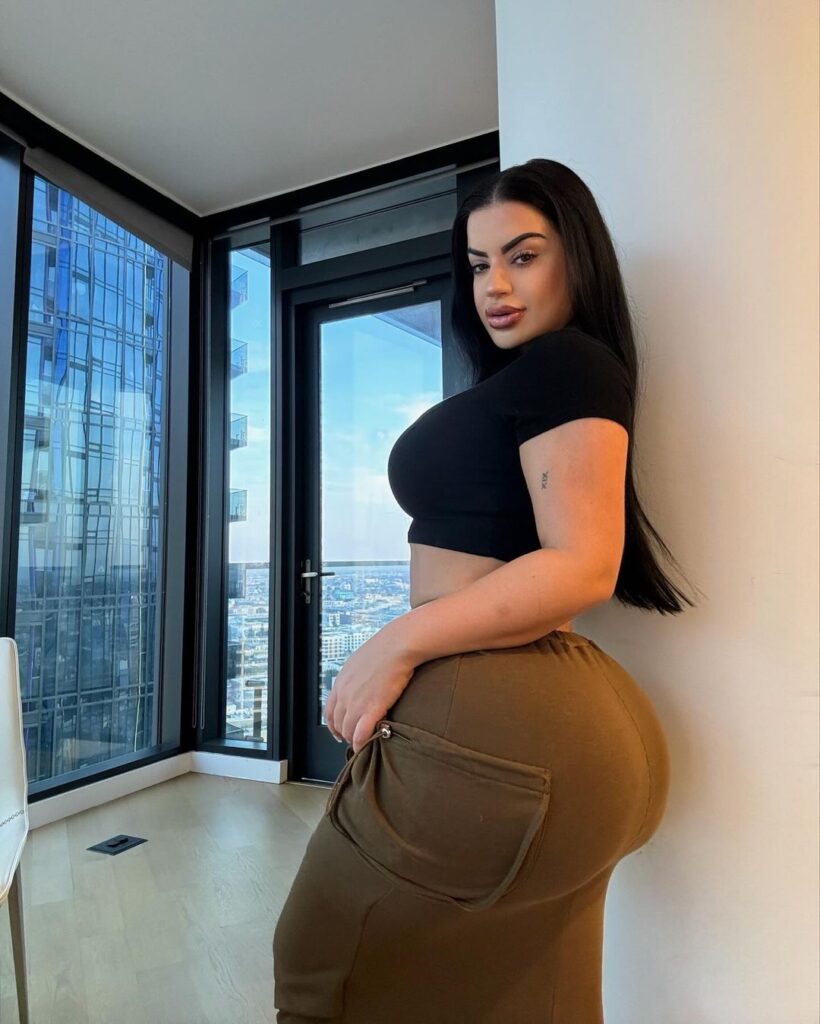 Mel Lorenzo Biography – Argentine Latina Plus-Size Model & Digital Creator